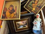 une boîte remplie de photos et une statue représentant une femme