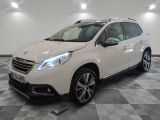 la voiture blanche est garée sur un sol en damier dans le garage