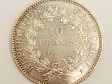 une pièce d'argent portant l'inscription « 10 francs »