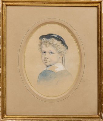portrait d'un jeune garçon portant un chapeau bleu et une chemise blanche