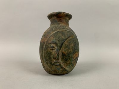 une image représentant un vase sur lequel figure un visage