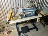 une machine posée sur une table dans une pièce