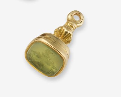 une paire de boucles d'oreilles en or jaune ornées d'une pierre verte au centre