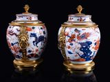 paire de vases chinois avec des anses dorées sur fond noir