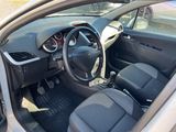 l'intérieur d'une petite voiture avec un volant et un tableau de bord