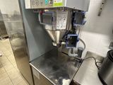 une photo d'une machine à café professionnelle dans une cuisine professionnelle
