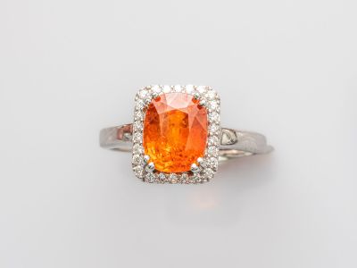 une bague en saphir orange et diamants