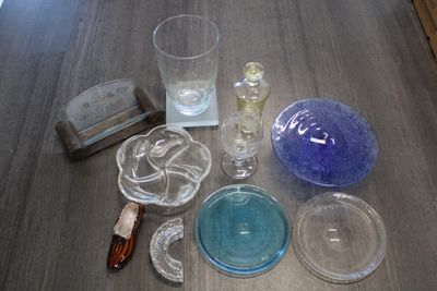 Lot de plat/présentoir, coupelle, vase, carafe en verre
