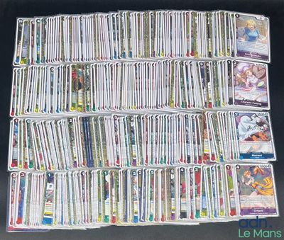 une grande pile de cartes posée sur une table