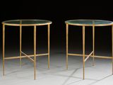 paire de tables d'appoint en laiton avec des plateaux en verre vert