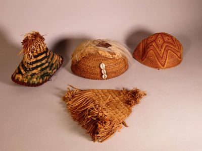Lot de quatre coiffes anciennes, Moba du Togo / Mossi du Bur…
