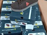 une boîte de chaussures empilées les unes sur les autres