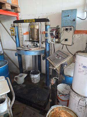 une machine qui se trouve dans une pièce avec des seaux