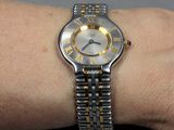 le poignet d'une femme sur lequel est posée une montre