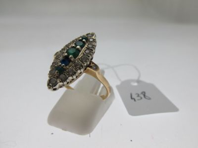 un gros plan d'une bague avec une étiquette, sur une surface blanche