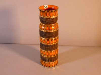 un vase posé sur une table blanche
