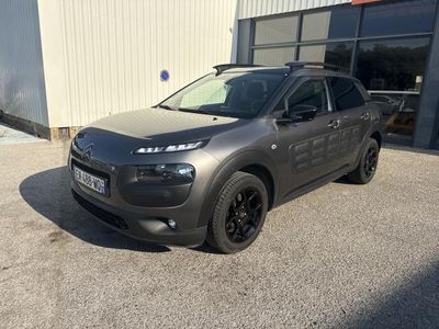 La Citroën grise est garée devant un immeuble