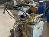 une machine posée sur le sol du garage