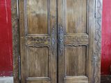 une armoire en bois à deux portes dans une pièce