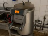 une photo d'une cuisine avec un évier et un gros appareil