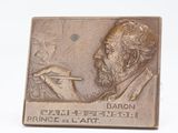 plaque en bronze représentant un homme tenant une pipe à la main