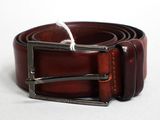 ceinture en cuir marron avec une boucle argentée sur un fond blanc