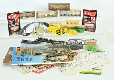 de nombreux types différents de trains miniatures sur la table