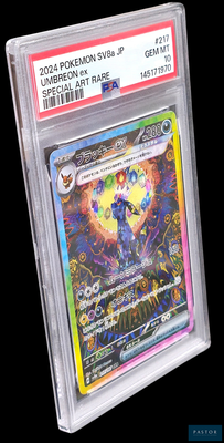 un gros plan d'une carte Pokémon dans un étui en plastique transparent