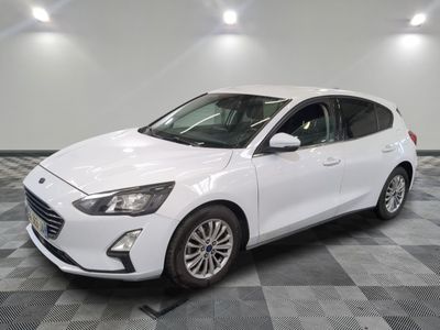 la voiture blanche est garée sur un sol en damier dans le garage