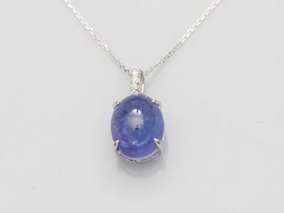 un pendentif en tanzanite et diamants, monté sur une chaîne en argent