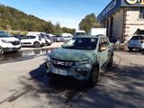 des voitures sont garées dans un parking devant un bâtiment