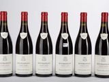 six bouteilles de vin rouge sont alignées