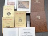plusieurs livres sont empilés sur une table