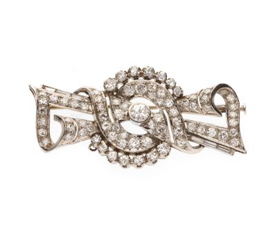 gros plan d'une broche en diamant sur fond blanc