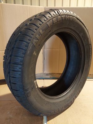 une photo d'un pneu posé sur une boîte en carton