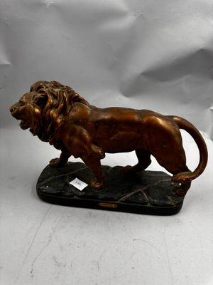 statue de lion sur un socle de marbre sur fond blanc