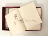 un dessin représentant une femme allongée sur un lit, dans un cadre