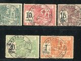 un ensemble de quatre timbres de couleurs différentes sur un fond noir