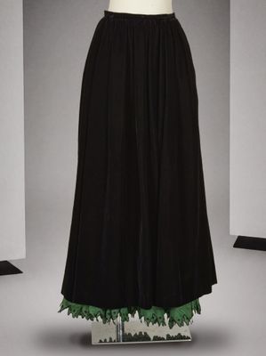 une jupe noire avec des bordures vertes sur un mannequin, un mannequin, un mannequin, un mannequin, un mannequin, un mannequin, un mannequin, un mannequin, un mannequin, un mannequin, un mannequin, un mannequin, un mannequin, un mannequin, un mannequin, un mannequin, un mannequin, un mannequin, un mannequin, un mannequin, un mannequin, un mannequin, un mannequin, un mannequin, un mannequin, un mannequin, un mannequin, un mannequin, un mannequin, un mannequin, un mannequin, un mannequin, un