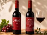 deux bouteilles de vin et un verre de vin posés sur une table