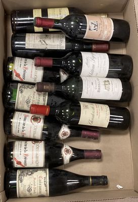 plusieurs bouteilles de vin dans une caisse sur la table