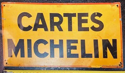 un panneau jaune sur lequel est inscrit « Cartes Michelin »