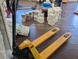 une photo d'une pièce avec une palette et des cartons par terre