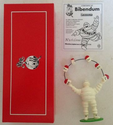 une image représentant une figurine représentant un homme tenant un frisbee devant une boîte rouge