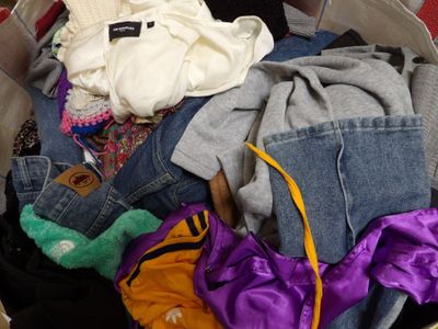 une valise remplie de vêtements, avec un sac à main à l'intérieur