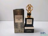 gros plan d'un flacon de parfum à côté d'une boîte