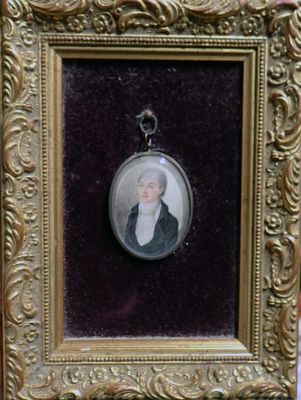 portrait d'un homme en manteau noir, dans un cadre doré