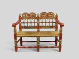 un banc rouge et doré avec une assise dorée