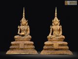 une paire de statues de Bouddha en or sur fond noir