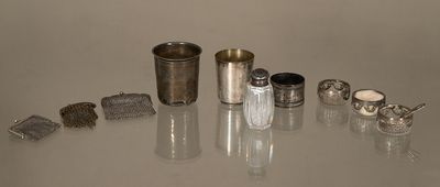 beaucoup d'objets en argent sur la table